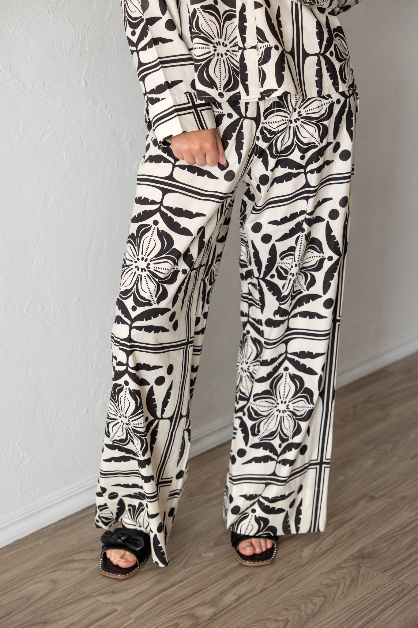 Woven Pants With Elastic Band Backside Ivory & Black