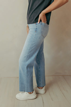 Ella Medium Light Clean Stretch MR Classic Jean