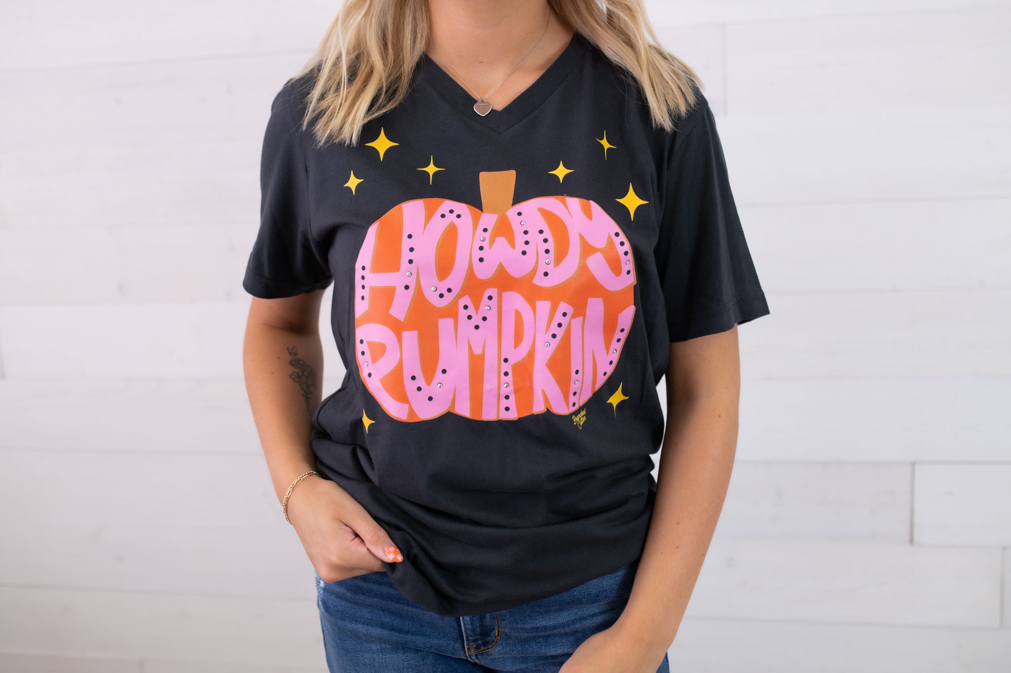 Howdy Pumpkin V-Neck Graphic Tee-Black